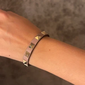 Valentino armband - Säljer detta valentino armband som är näst intill i nyskick. Jättefint och inga speciella defekter, allt på bilderna medföljer.