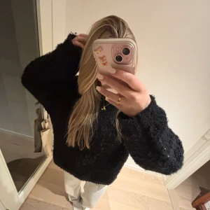 Stickad tröja  - Svart fin stickad tröja! Från Gina Tricot! Använd fåtal gånger! Super bra skick! Inga defekter. Stor i storleken men väldigt mysig!🍁🍂 