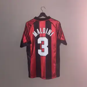 Säljer nu denna Paolo Maldini tröja från år 2000-2002, tröjan är i Storlek L och är i perfekt skick. Priset är ej hugget i sten så kom gärna med bud!