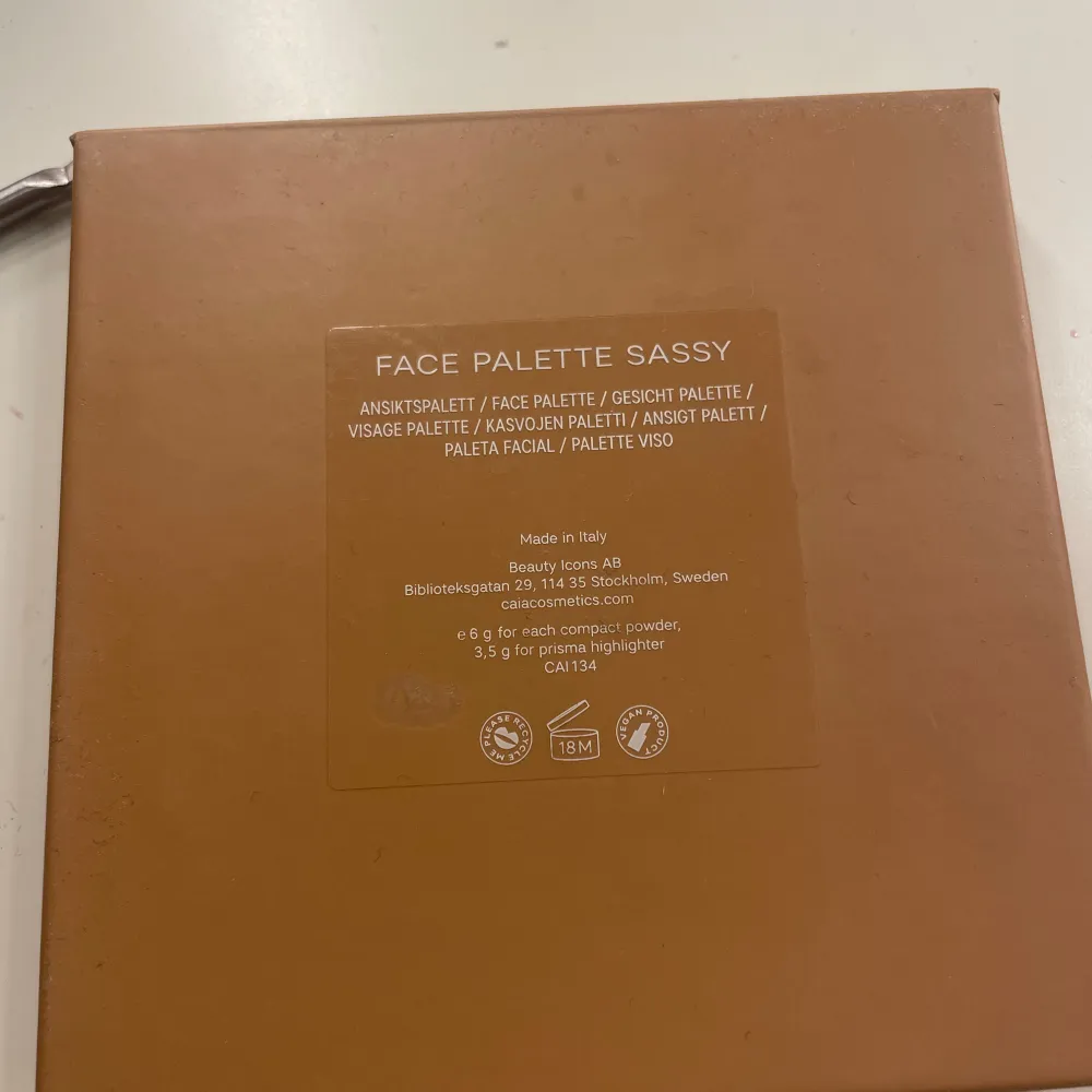 Säljer en superfin Face Palette Sassy från CAIA. Den innehåller fyra olika produkter: en contour , en blush i en bronzer och en highlighter använt 3 endast 3 gånger men highlightern lite fler. Är i superbra skick nypris:445kr. Skönhet.