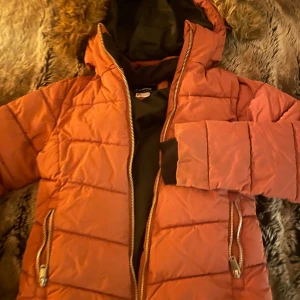 Vinterjacka Everest  - Varmfodrad & vattentät tålig barn vinter jacka i st 5-7 år, med avtagbar pälsluva, tål maskintvätt och torktumling och kallla temperaturer utan problem. nypris 750:- Säljer för 340:-  hel & fin knappt använd i gammelrosa färg, från märket Everest 