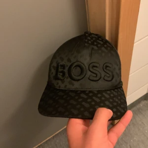 En Hugo boss keps  - Bra passar alla stilar helt ny har haft den i 1 vecka ja gillade inte kepsen så därför säljer jag den