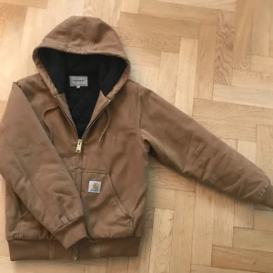 Beige carhartt jacka i fint skick - Mått: xs  Material: ytter 100% bommul  Varm och skön med thinsulate fodrad 