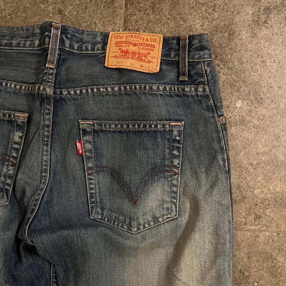 Riktigt feta levis 507 - Flaire jeans - 31x34 - Bra Skick - Skriv till mig ifall du har frågor🥰. Jeans & Byxor.