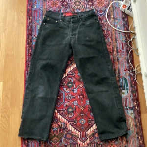 Levis 501 - Svarta Levis 501 jeans, 5/10 som man kan se på bild 5, W 32  L 32, Pris kan diskuteras