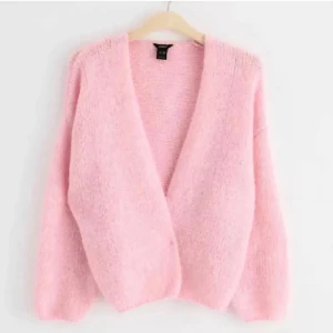 Lindex kofta - Jättesöt slutsåld kofta från Lindex. Rosa, storlek xs/s.  Tryck helst inte på köp nu🥰🥰🥰