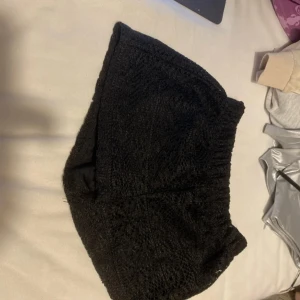 Svarta shorts från H&M - Säljer ett par svarta shorts från H&M i storlek EUR 122. De är gjorda av 100% polyester och har en elastisk midja för en bekväm passform. Perfekta för sommarens varma dagar eller som ett stilrent basplagg i garderoben.