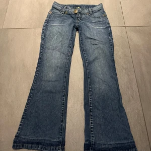 Lågmidjade bootcut jeans  - Sjukt snygga lågmidjade bootcut jeans!! Älskar så mycket!! Midjemått: ca 35cm rakt över, innerbenslängd: ca 70cm