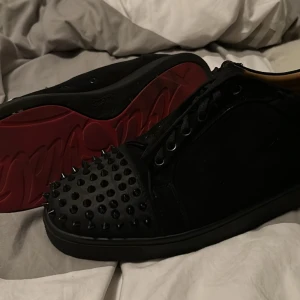 Christian louboutins - Säljer mina loubs då jag inte använder dem längre,storlek 44. Skorna är välanvända och repade undertill därav priset.  Kan ta emot byten.