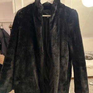 Pälskappa - Svart mysig pälskappa.