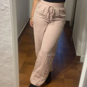 Beigea & gröna linnebyxor - Båda är i storlek M, och båda säljs för 75kr styck