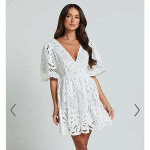 Vit klänning - Aldrig använd, har lappen kvar. Säljer pga beställde fel storlek! Är i storlek 40 men passar även mindre! Passar perfekt till student! Ordinarie pris är 1000kr!! Slutsåld på hemsidan!!