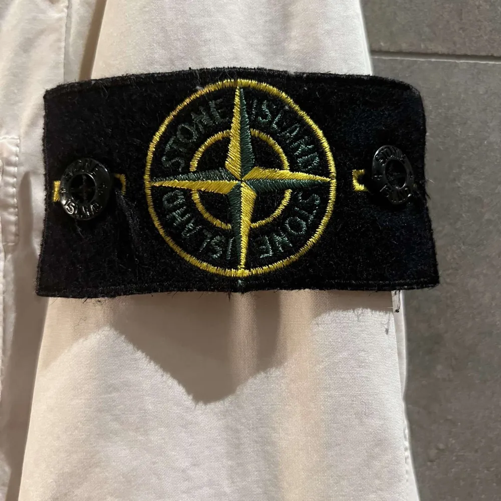 Det stone island overshirt. Storlek s passar om man är 175-180 typ  Bara skriva om ni har några frågor . Skjortor.