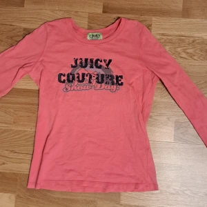 Vintage Juicy Cuture tröja - Juicy tröja storlek L men jag tycker den även passar S jag köpte den från en Vintage butik men den kom tyvärr inte till användning💕