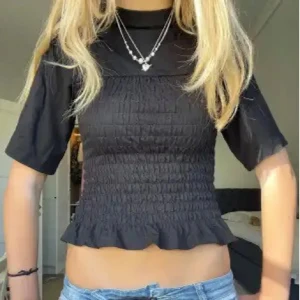 Smockad T-shirt - Sljer den slutsålda hm t-shirten. Iprincip oanvänd! 