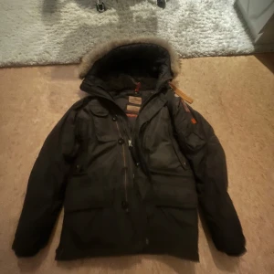 Parajumpers kodiak (med päls) - Jackan är i mörkgrön färg, slimfit, storlek xs