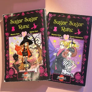 Sugar Sugar Rune Svensk Manga - Volym 1 av Sugar Sugar Rune, svensk upplaga. Begagnade med lätt slagna kanter. Säljes då jag äger dubbletter.