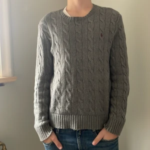 Ralph lauren tröja  - Säljer denna flätade tröjan från Ralph lauren. Okej skick i storlek small.