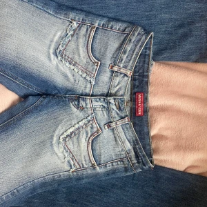 Lågmidjade jeans  - Skittttt snygga jeans  Lågmidjade och utsvängda  Storlek xs/xxs 