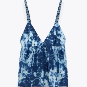 Blå Zara topp - Blå festtopp/sommartopp från Zara som man knyter i ryggen🤍Aldrig använd, bara provad. Banden är flätade med lite glitter🩵