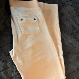 Oranga Juicy Couture  - Säljer snygga oranga Juicy Couture byxor, ALDRIG använda så dom är som nya! Skit snygga och sköna.