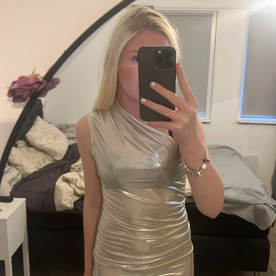 Silverfärgad oneshoulder klänning - 1