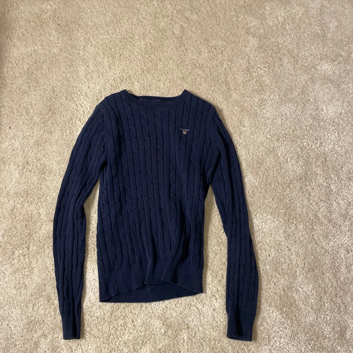 Två mörkblå gant tröjor  - 2