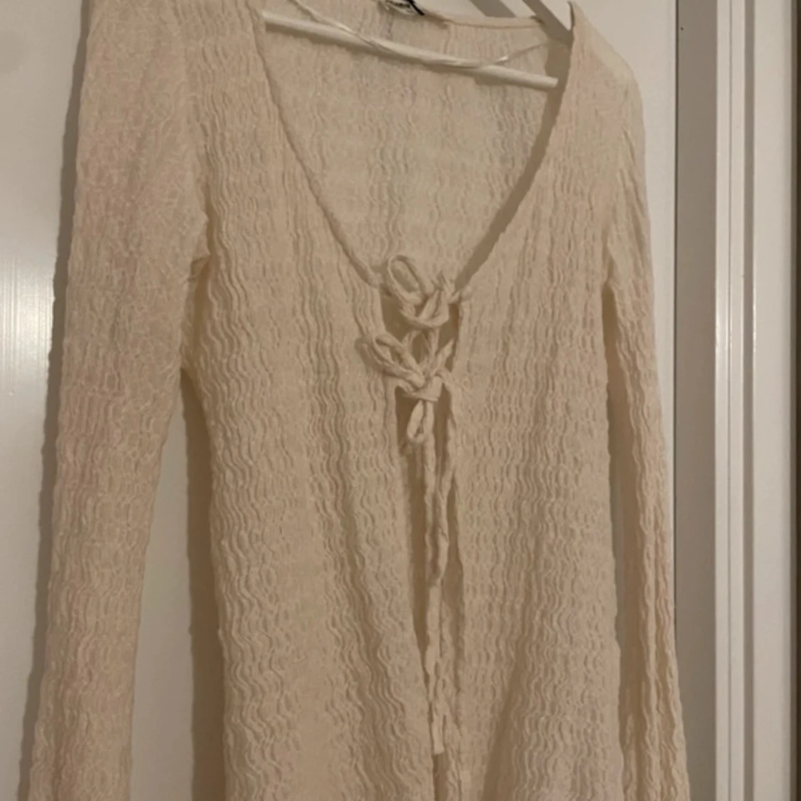 Beige långärmad kofta med knyt