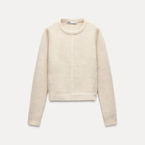 Beige tröja från Zara - Snygg beige tröja från Zara med långärmad design och rund hals. Tröjan har en subtil linjedetalj framtill och baktill som ger en modern touch. Perfekt för en stilren look. Andvänd typ 3-4ggr. Köpt för 375