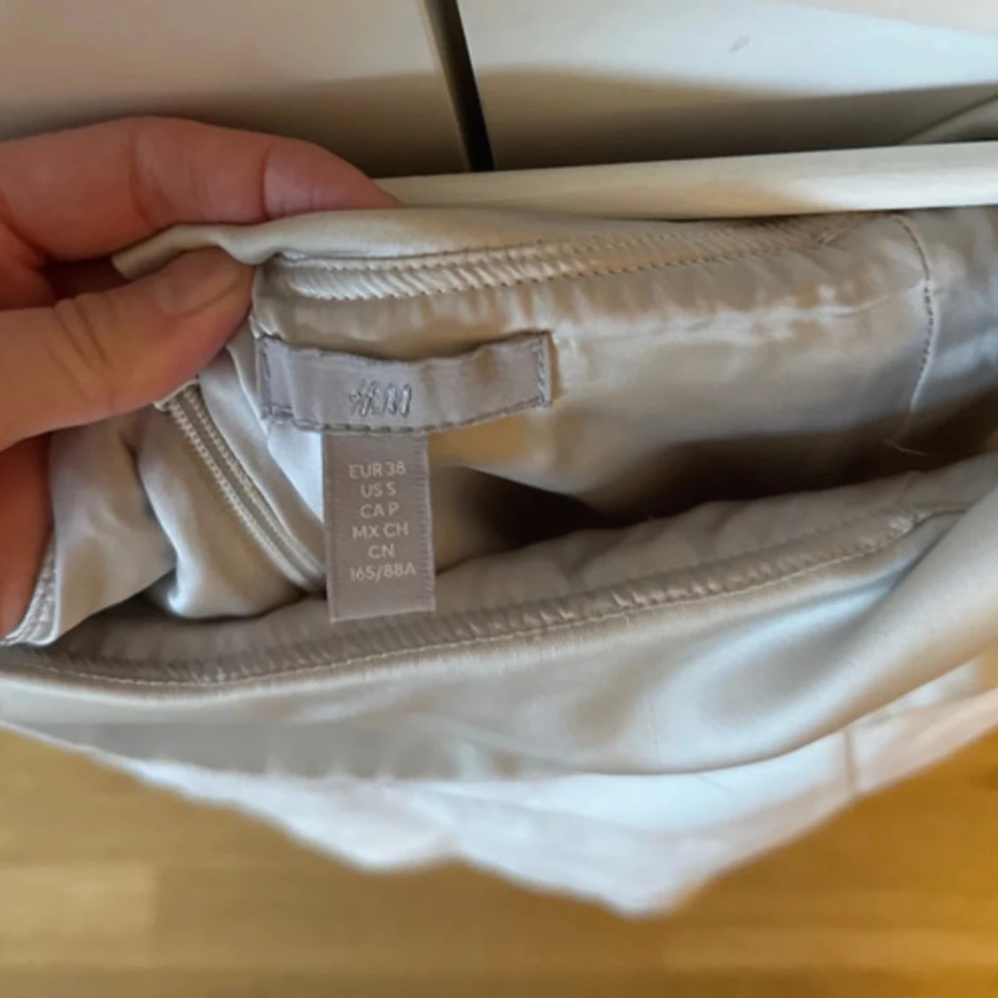 Off shoulder satin topp blus - 2