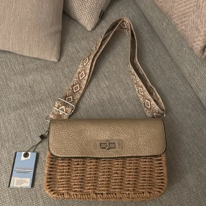 Beige sommar väska!! - Jag fick den som present men dock var den inte min stil. Därför säljer jag denna väska som jag aldrig använt med eticket. (Kostade 500kr som jag hittat billigast)