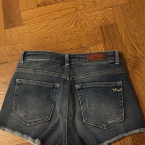 Ltb low waist shorts  - Säljer mina low waist Ltb shorts strl S/36. Säljer pga köpte i en för liten strl🥰