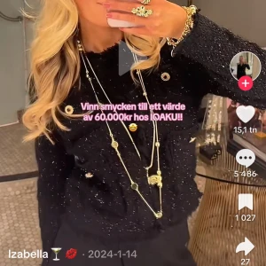 Svart stickad kofta från Zara - Snygg svart stickad kofta från Zara med glittriga detaljer och guldknappar. Jackan har en croppad passform och långa ärmar. Perfekt för att ge din outfit en elegant touch. 