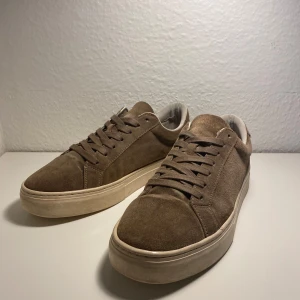 Bruna mockasneakers från Vagabond - Ett par bruna mocka skor från märket Vagabond. Använde i ungefär 1 månad och är i bra skick. Lådan finns kvar men har ingen bild. Allt org finns, hör av er för fler frågor o funderingar😇🤗