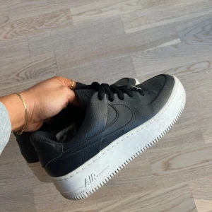 Svarta Nike Air Force sneakers - Använda fåtal gånger, väldigt bra skick! 