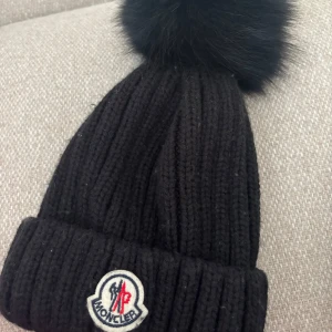 Äkta Moncler mössa  - Kommer inte längre till användning självklart äkta ❤️