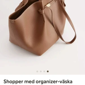 Brun väska - Snygg och praktisk brun väska från Lindex. Såldes slut helt samma dag. Så väldigt poppis, HELT SLUTSÅLD! 