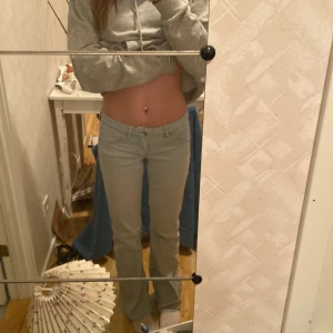 Ljusblå bootcut jeans från HM - Säljer ett par ljusblå bootcut jeans från H&M. De är lågmidjade och är booutcut. 