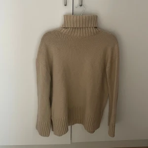 Beige stickad polotröja - Säljer en beige stickad polotröja.Helt oanvänd från mig men den är från Sellpy. Super snygg men allders för stor för mig. Skulle säga storlek S/M men väldigt oversize så ganska lång! 149kr plus frakt 🤎