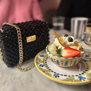 “Black Glitter Shoulder Bag with Gold Chain – Elegance and Glamour in Every Detail” - Add a touch of glamour to any outfit with this stylish black glitter shoulder bag. Featuring a sleek rectangular shape, and a metal plate with a logo on the front, this bag combines elegance with modern flair. Perfect for evening outings or elevating your everyday look.”