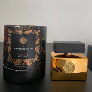 The Ritual of Oudh Pour Homme Eau de Parfum - Det är en ny parfym. Endast 3 sprayer används för test. Pris nu för produkten till 649 sek. Exklusiv herrparfym i en elegant guldflaska med svart trälock. Doften är rik och lyxig, perfekt för den som vill ha något unikt. Flaskan rymmer 50 ml och kommer i en stilren svart och guld förpackning.