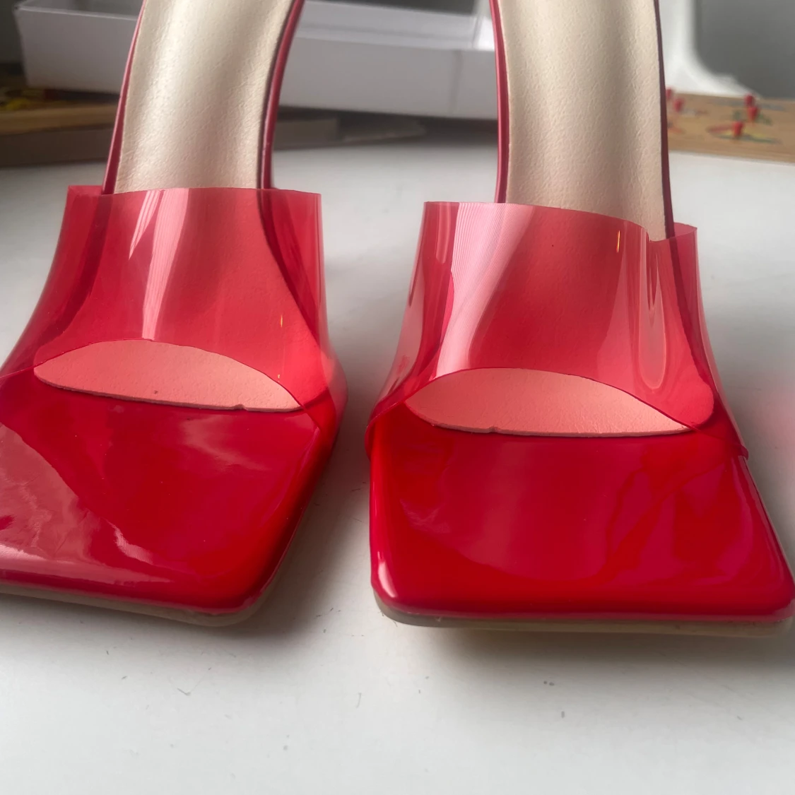 Röda klackskor med transparent rem - 1