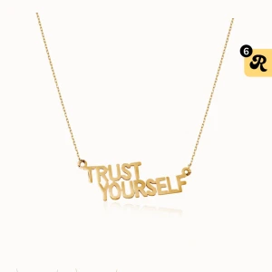 Guldhalsband med text från Ioaku - Elegant guldhalsband från Ioaku med texten 'TRUST YOURSELF'. Perfekt för att ge en personlig touch till din stil. Kommer i en stilren förpackning.