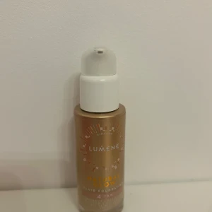 Lumene Natural Glow Fluid Foundation - Lumene Natural Glow Fluid Foundation i nyansen 4 Tan. Denna foundation ger en dewy finish, har en uppbyggbar täckning och innehåller SPF20 för extra skydd. Helt ny ändast testad!