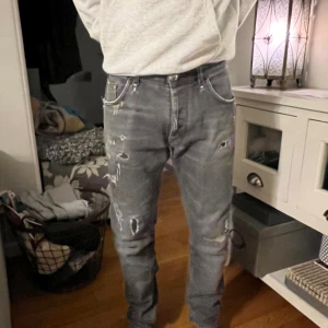 philip plein jeans - tvär feta plein jeans köpt på hemsidan för cirka 7 lax använda i 1 år men har sluatat gilla dom därför säljer jag dom kan gå ner i pris vid snabb affär!!!!obs dom har hål som man ser på sista bilden på både höger och vänster sidan. kan också ta emot byten