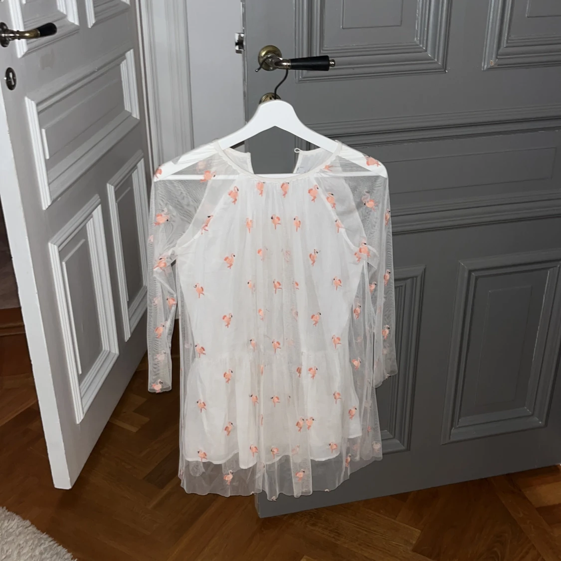 Vit klänning med flamingomönster - 1