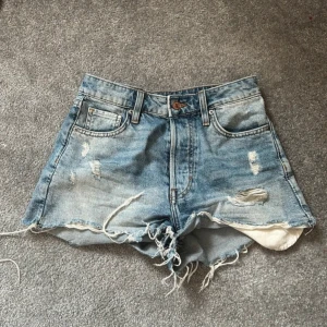 Jeans shorts  - Väll omhändertagna shorts, perfekt inför våren o sommaren. Djur finns i hemmet🐶
