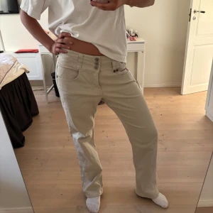 Beige jeans - Så snygga beige vita jeans! Passar perfekt nu till våren och sommaren! 