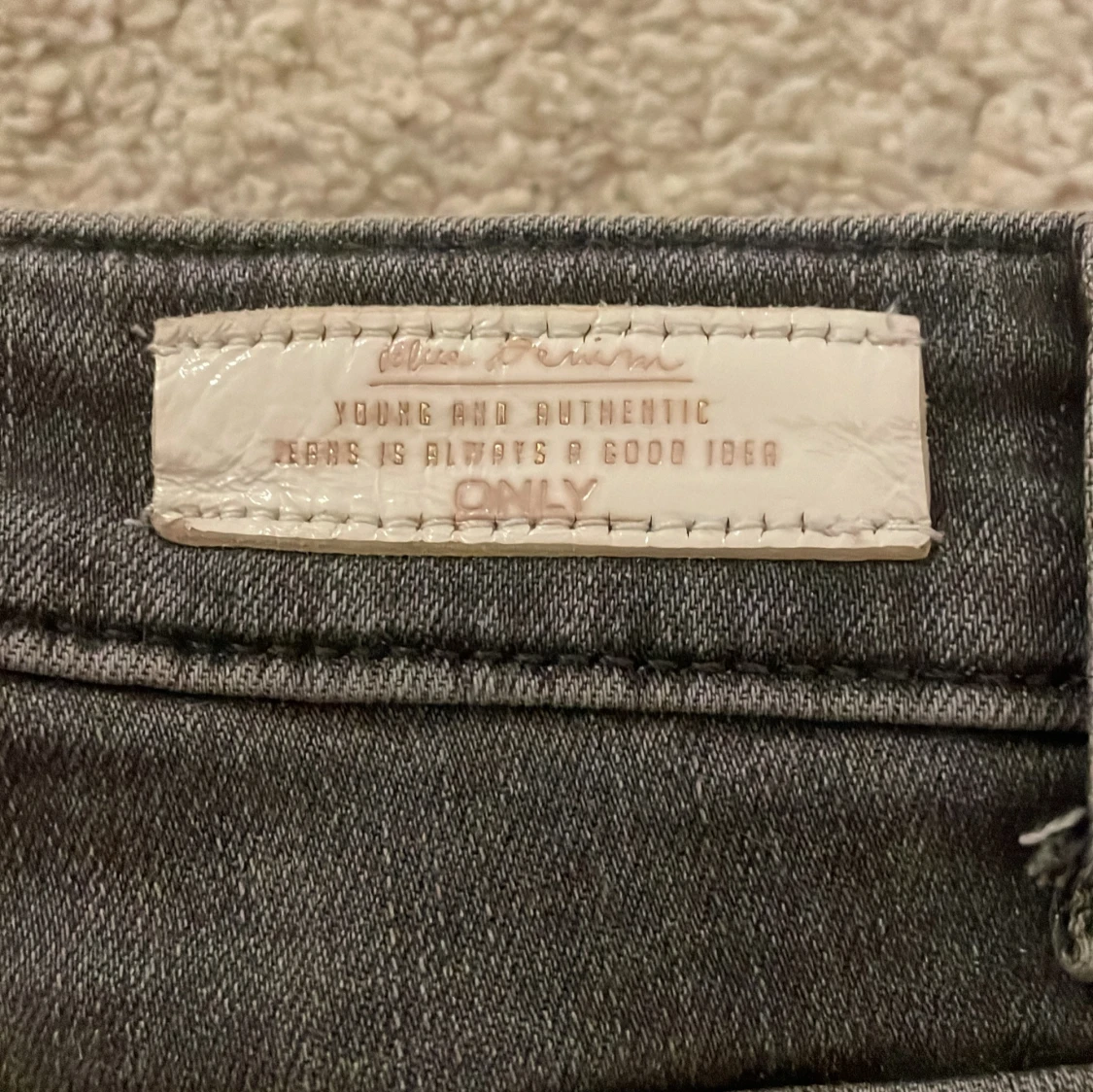 Snygga gråa boot cut jeans från ONLY  - 3