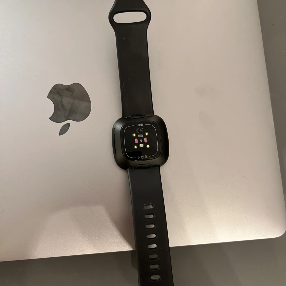 Svart  Fitbit Versa 3 - 1